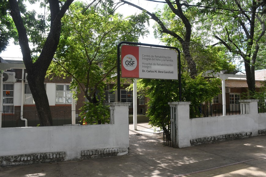 El Centro de Rehabilitación Integral del Niño, dependiente del Hospital Vera Candioti, está ubicado sobre la avenida Almirante Brown a la altura del 7300. Crédito: Flavio Raina.