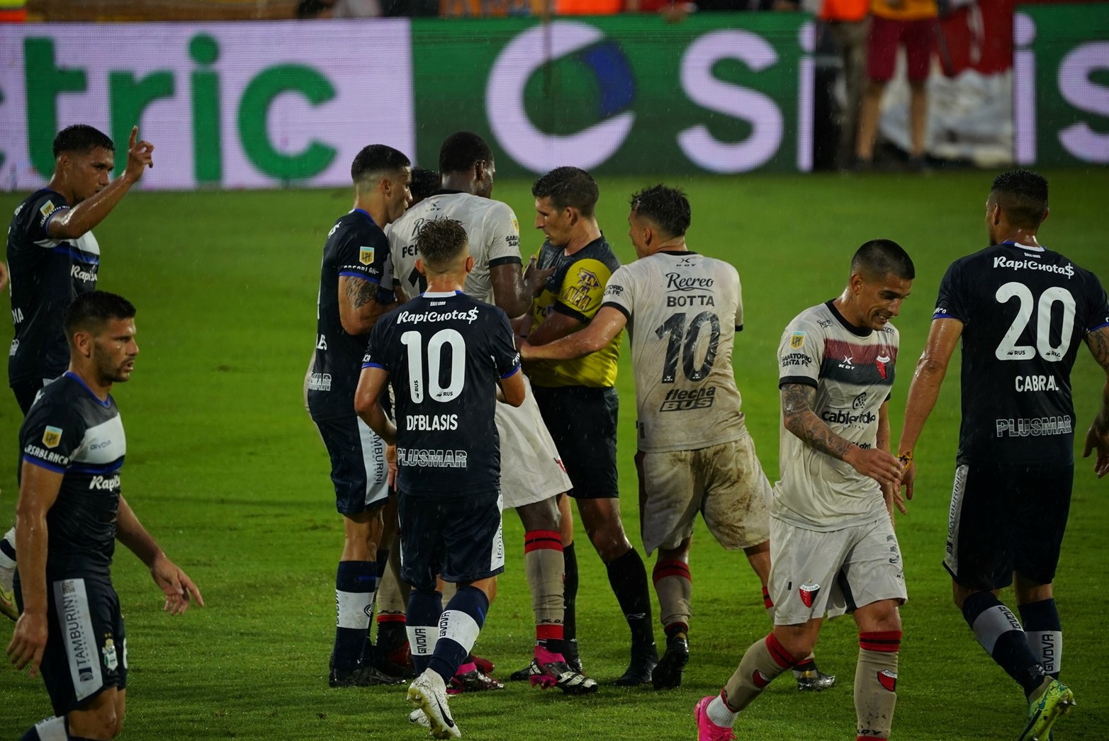 Descendió Colón. Perdió ante Gimnasia y descendió a la Primera Nacional. El Sabalero no pudo con el Lobo en el desempate y cayó por 1 a 0 en el estadio Coloso Marcelo Bielsa de Rosario.