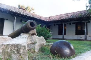 Cañón antiguo ubicado en el frente del Museo Histórico provincial.
