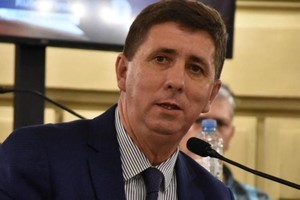 Impulsor permanente de un trabajo colaborativo y siempre en positivo en búsqueda de fortalecer la práctica democrática para encontrar las soluciones más efectivas a los desafíos que enfrentan los santafesinos en general y quienes viven en Las Colonias en particular el Senador Pirola una vez más acompañó con su voto en positivo el presupuesto 2024.