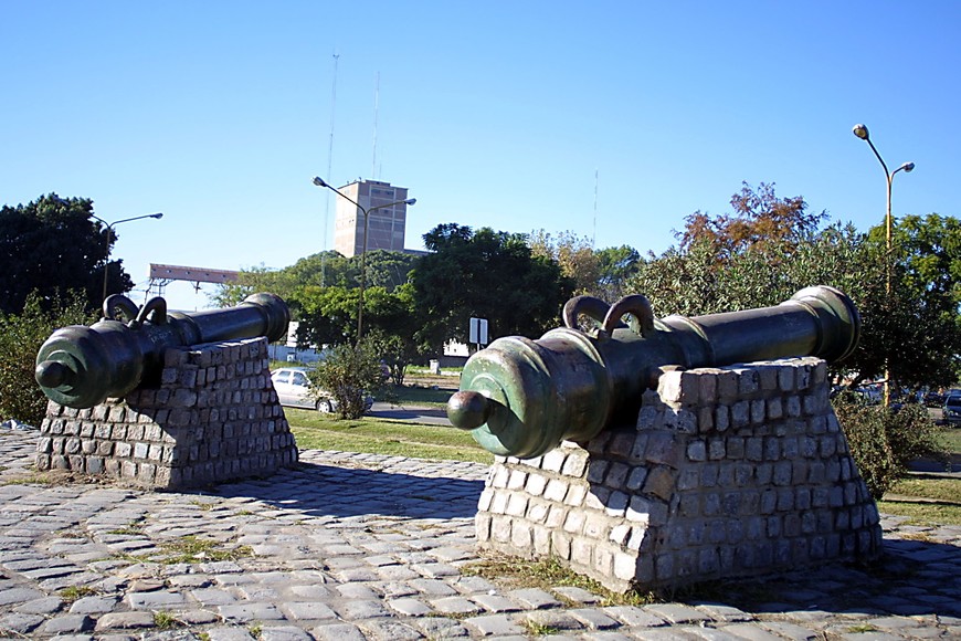Monumento a las baterías instaladas en 1811 donde se aprecian dos cañones de la época