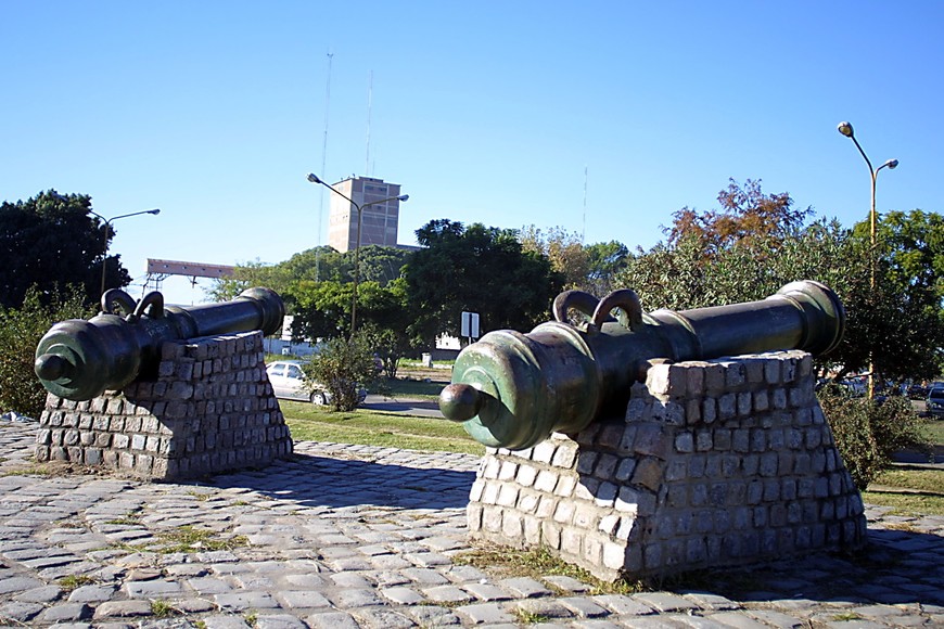 Monumento a las baterías instaladas en 1811 donde se aprecian dos cañones de la época