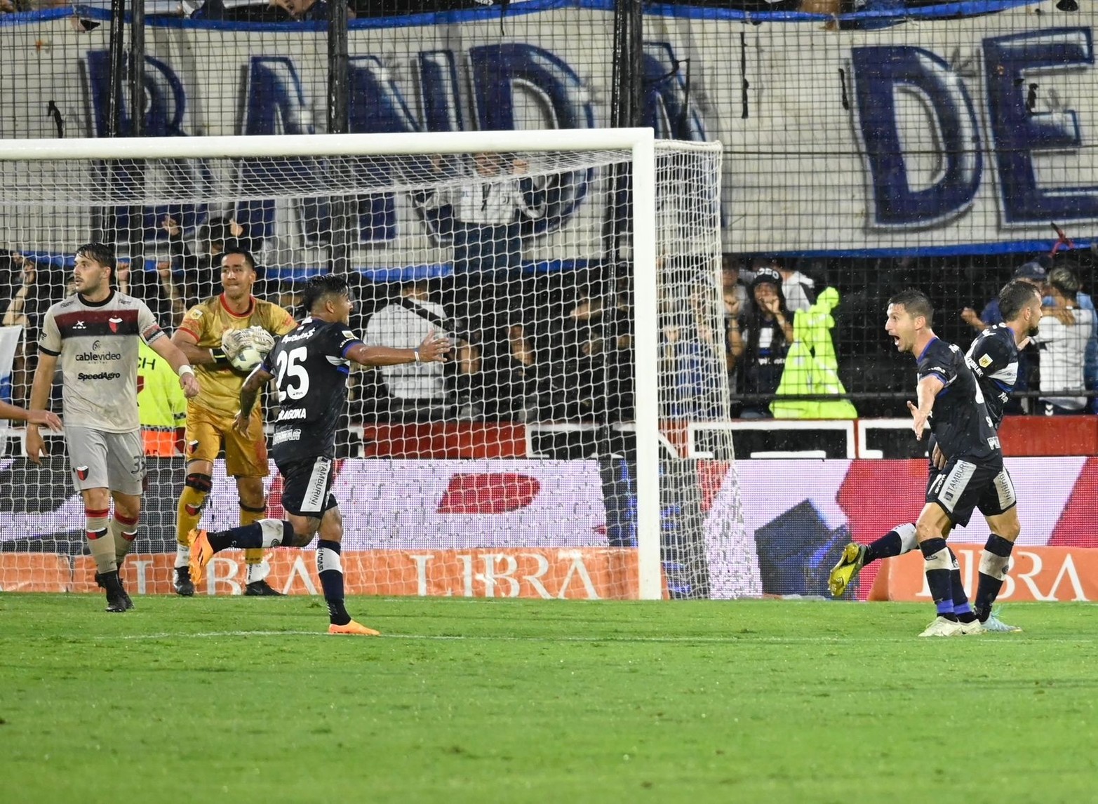 Descendió Colón. Perdió ante Gimnasia y descendió a la Primera Nacional. El Sabalero no pudo con el Lobo en el desempate y cayó por 1 a 0 en el estadio Coloso Marcelo Bielsa de Rosario.