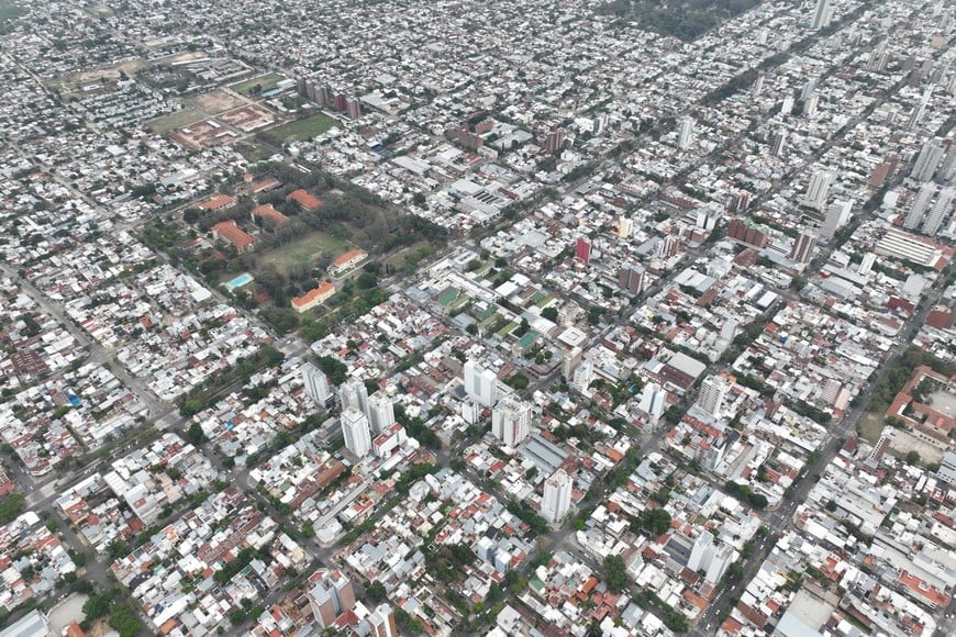 Una postal del oeste de la capital santafesina, vista desde el drone de El Litoral. Foto: Fernando Nicola