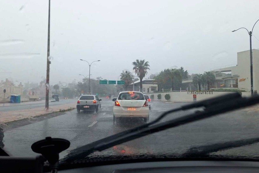 Mucha lluvia en poco tiempo generó severos problemas en la capital uruguaya y otras ciudades.