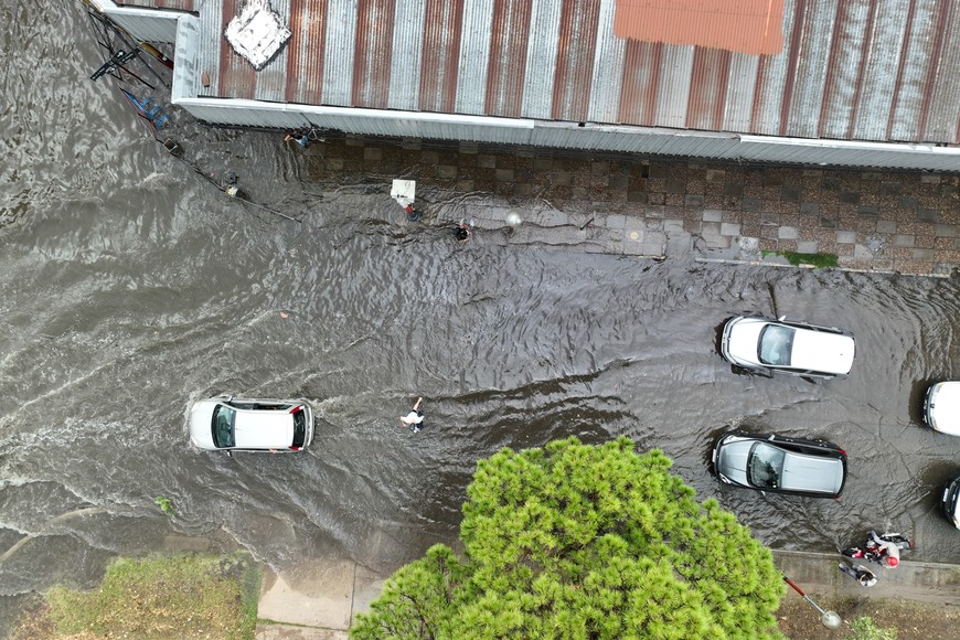 Las calles de barrios del sur de la ciudad se convierten en río cada vez que llueve con intensidad.  Crédito: Fernando Nicola