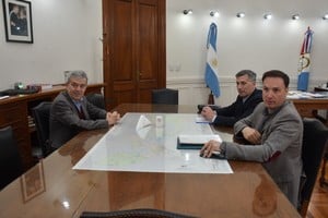 Agosto y Olivares, el actual y el próximo ministro de Economía, -en la imagen junto a Lisandro Enrico- en una de las reuniones durante la transición. Crédito: Flavio Raina