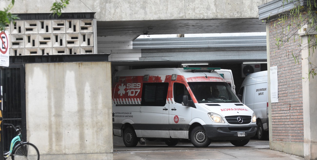 Una ambulancia que hacía un traslado en "código rojo" colisionó con una moto