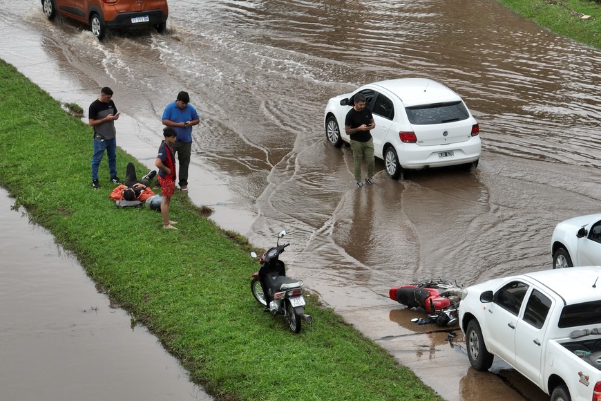 El desborde del canal Roca provocó un accidente vehicular. Crédito: Fernando Nicola