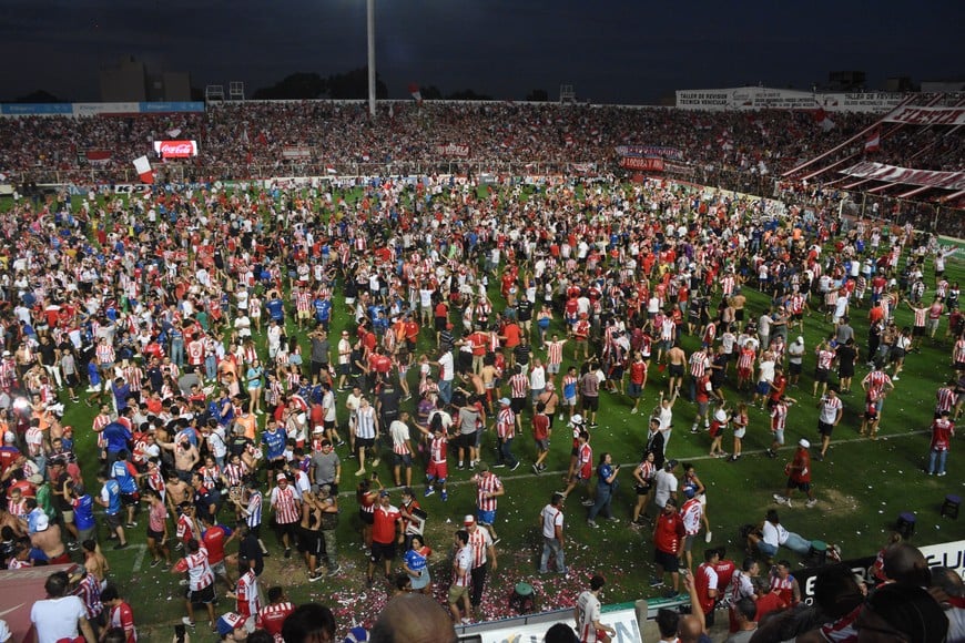 Invasión de campo y permanencia. Como hacía años no sucedía, los hinchas tatengues vivieron con alegría una parada difícil. Unión era el principal candidato a perder la categoría ya que debía ganar y esperar otros resultados. Pero gracias a la victoria 1 a 0 frente a Tigre el equipo se salvó y jugará un año más en Primera.