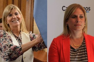 La vicegobernadora Alejandra Rodenas se permitió izar la bandera en el recinto del Senado al presidir por última vez esa Cámara. Se cruzó y saludó con afecto a su sucesora, Gisela Scaglia, quien repasó con Ceremonial las formalidades del acto de asunción junto a Pullaro. Crédito: Manuel Fabatía- Mauricio Garín