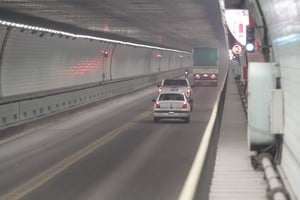 Un alto en las rutinas al atender las llamadas al centro de comandos del Túnel Subfluvial. Por teléfono y sin más preámbulos se presentó el próximo director por Santa Fe Lisandro Villar.  Crédito: Mauricio Garín