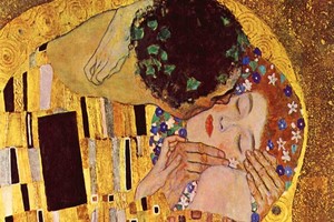 La trascendencia del que ama hacia lo diferente, que es el otro, el amado, no debe quedar confundida con la pasividad complaciente y narcisista del que sólo espera que lo amen. Imagen: "El beso", de Gustav Klimt, lienzo al óleo y panes de oro, años 1907-1908.