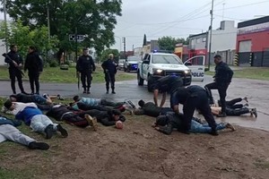 Tras el enfrentamiento, fueron detenidas 13 personas, entre ellos varios menores.