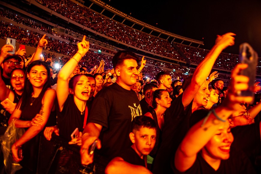 Los fanáticos de Duki en pleno espectáculo en la cancha de Núñez. Foto:  Cris Sille / Télam