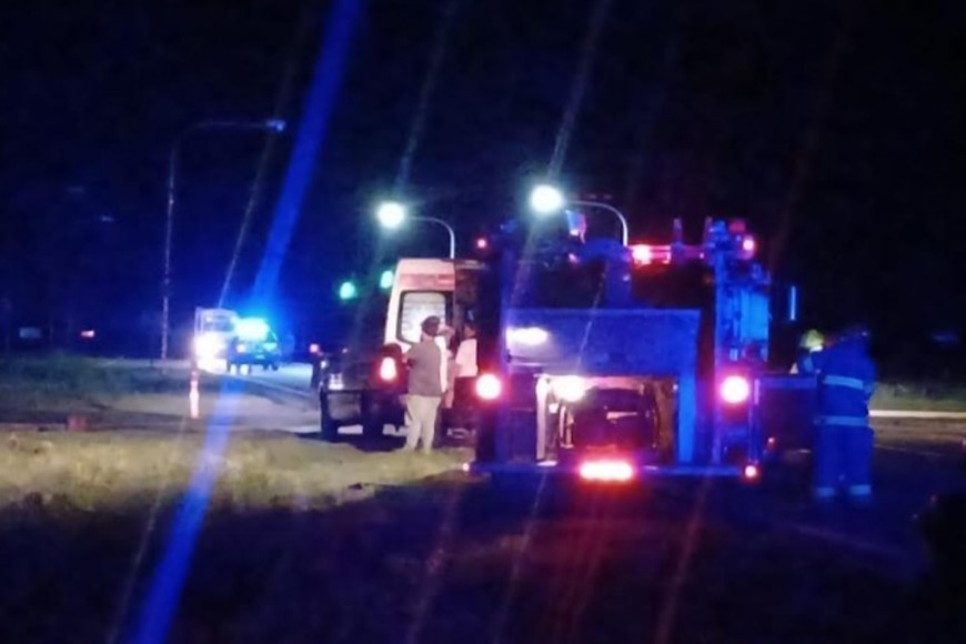 Bomberos y ambulancia en acción en el medio de la tragedia. Fotos: Unidad Regional XV de Policía.