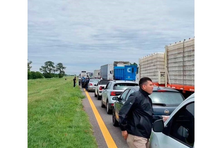 Se formó una larga fila de vehículos. Gentileza: Info Mercury