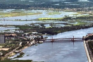 Una postal de la ciudad de Santa Fe, con el río Paraná en plena crecida. Foto: Fernando Nicola