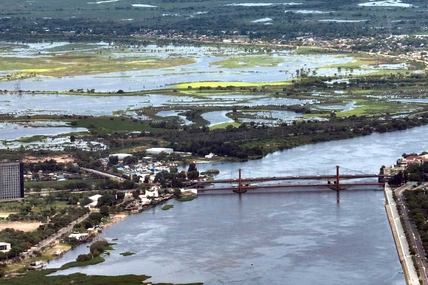Una postal de la ciudad de Santa Fe, con el río Paraná en plena crecida. Foto: Fernando Nicola