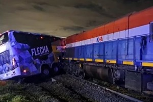 El colectivo tras ser impactado por el tren.