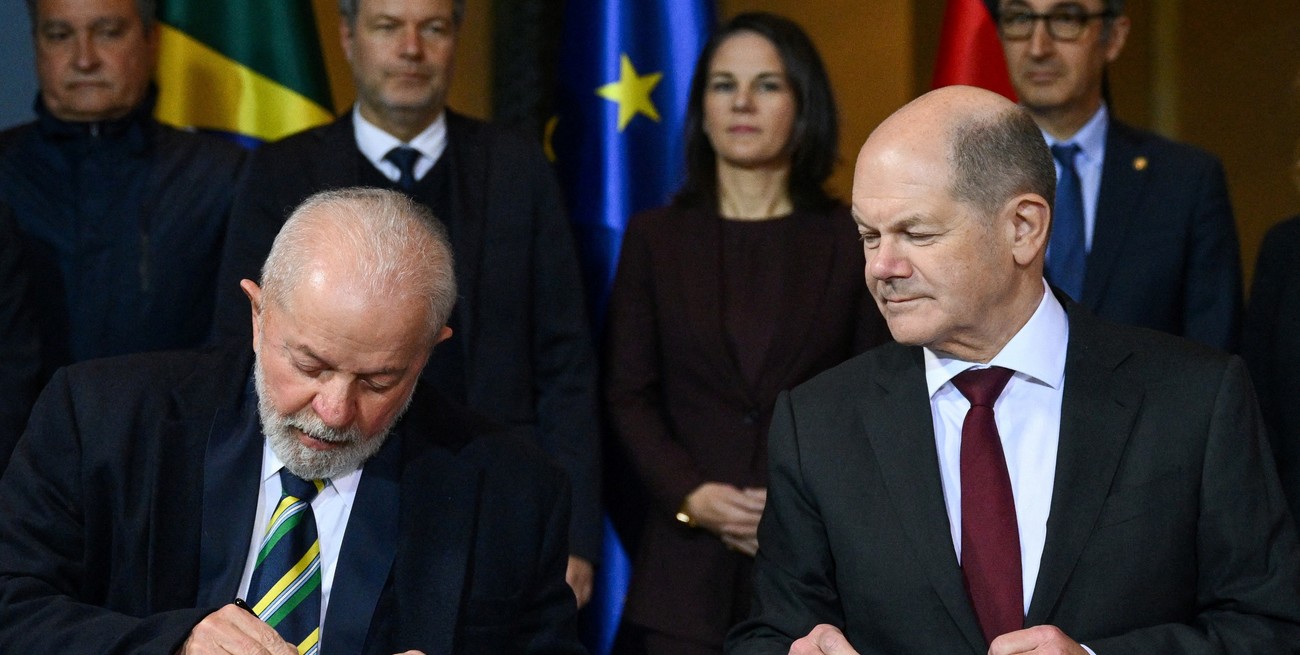 Este lunes, el Canciller alemán Olaf Scholz y el Presidente de Brasil, Luiz Inácio Lula da Silva, firmaron un tratado durante las consultas del gobierno germano-brasileño en la Cancillería de Berlín, Alemania. Crédito: REUTERS / Annegret Hilse.