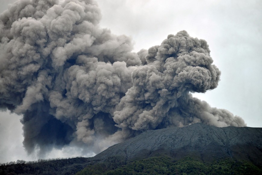 Mount Marapi volcano spews volcanic ash as seen from Nagari Batu Palano in Agam, West Sumatra province, Indonesia, December 4, 2023, in this photo taken by Antara Foto. Antara Foto/Iggoy el Fitra/via REUTERS ATTENTION EDITORS - THIS IMAGE HAS BEEN SUPPLIED BY A THIRD PARTY. MANDATORY CREDIT. INDONESIA OUT. NO COMMERCIAL OR EDITORIAL SALES IN INDONESIA.