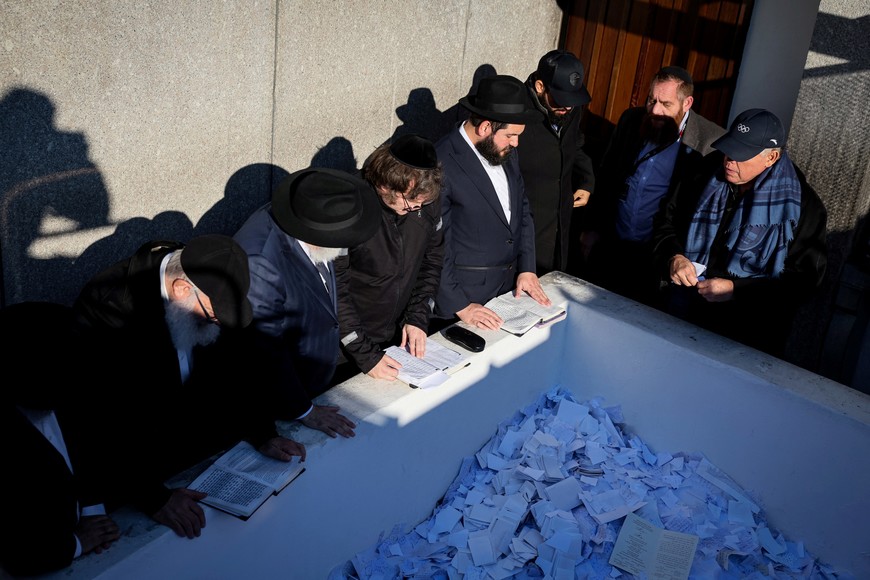 Argentine President-elect Javier Milei prays at the resting place of the Lubavitcher Rebbe, Rabbi Menachem M. Schneerson at the Old Montefiore Cemetery in the Queens borough of New York City, U.S., November 27, 2023.  REUTERS/Brendan McDermid