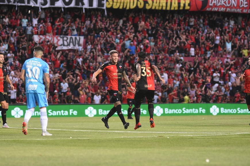 Piovi y un festejo de gol junto a Facundo Farías. Crédito: Manuel Fabatía