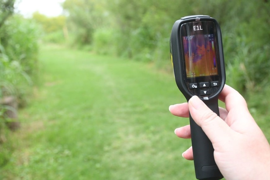 La cámara térmica permite medir y comparar la temperatura ambiente, según la vasta o escasa vegetación que tenga el lugar. Foto: Flavio Raina