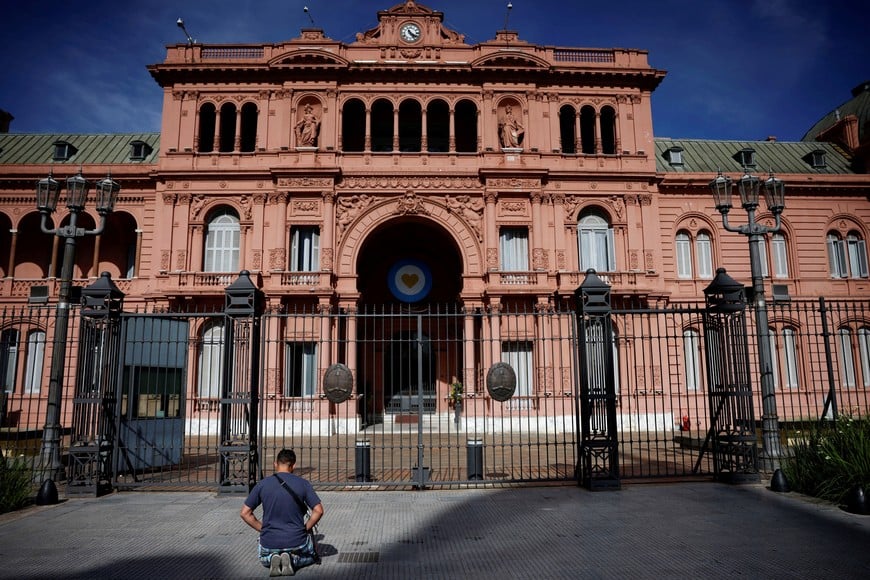 A man prays in front of the Casa Rosada Presidential Palace, ahead of the Argentina's runoff presidential election, in Buenos Aires, Argentina November 18, 2023. REUTERS/Adriano Machado