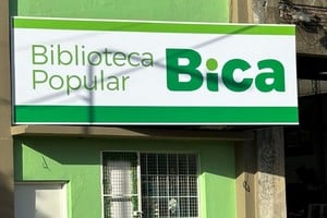 La Biblioteca Popular Bica es una asociación civil autónoma que nació de la iniciativa solidaria de un grupo de vecinos de la ciudad de Santa Fe.