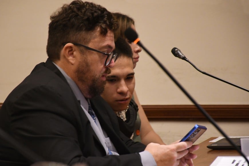 El defensor público Sebastián Amadeo y, a su lado, el acusado Pablo Flatt. Crédito: Flavio Raina