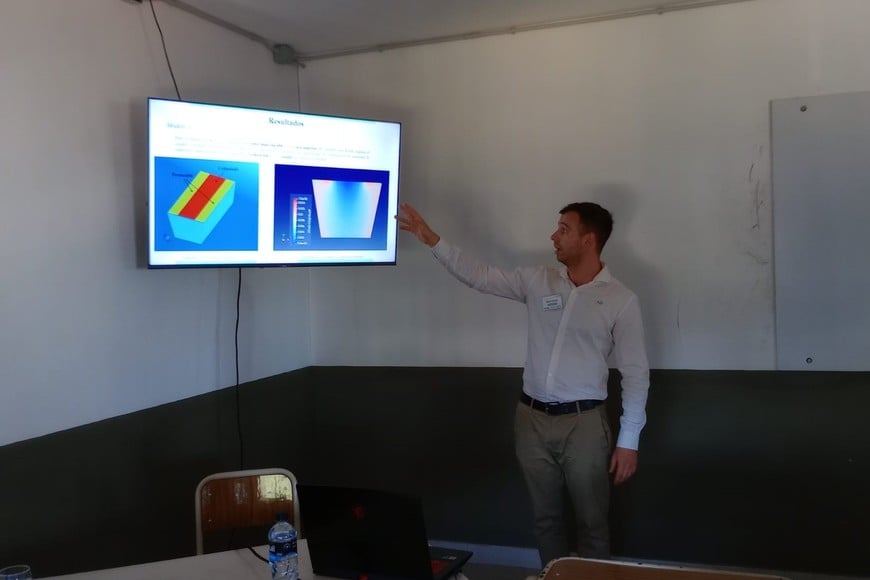 Corazza explica cómo fue su tesis en un congreso. Fue invitado a exponer en distintos lugares. Crédito: Gentileza