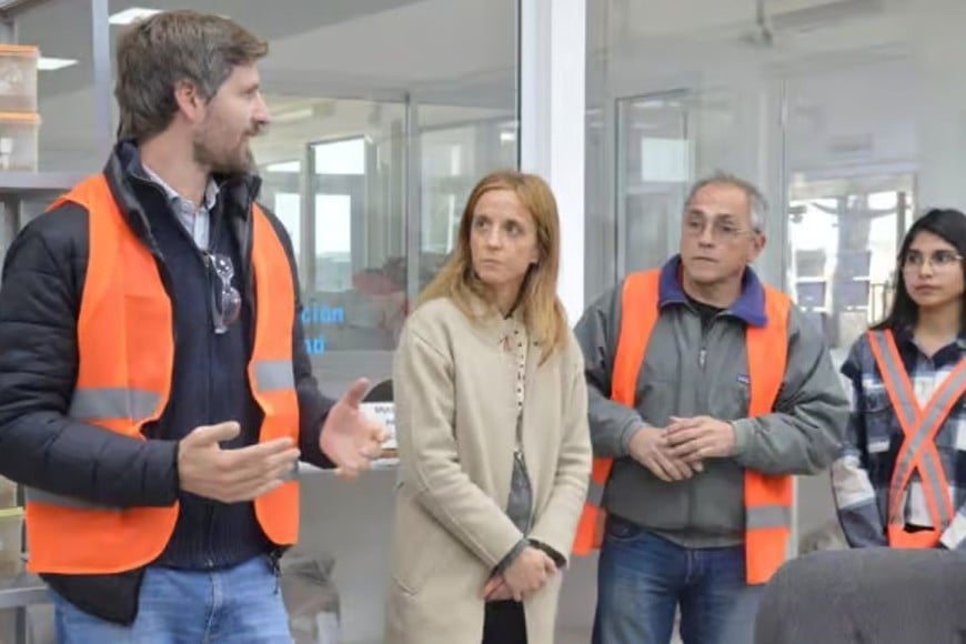 El flamante concejal junto a las empresas e industrias.