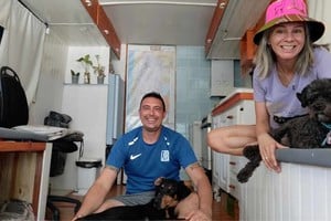 Cristian y Georgina recorren el país junto a sus mascotas, Apu y Azaí.