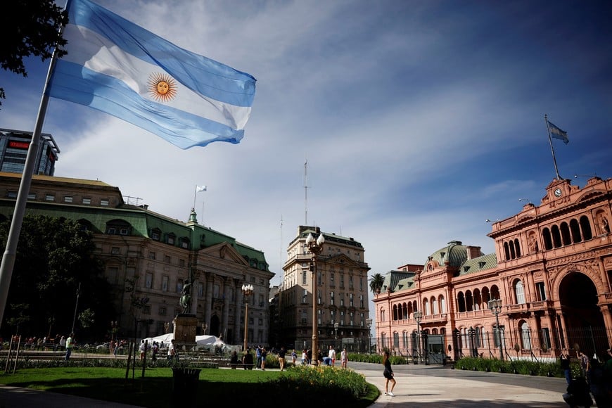 An Argentinian flag waves outside the Casa Rosada Presidential Palace ahead of the Argentina's runoff presidential election, in Buenos Aires, Argentina November 18, 2023. REUTERS/Adriano Machado