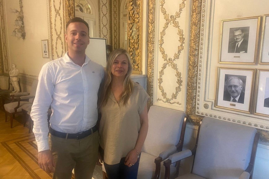 Con su madre, la ingeniera industrial María de los Ángeles Cattaneo, al salir del CAI en Buenos Aires. Se destacó que dos generaciones hayan resultado distinguidas en ingeniería. Crédito: Gentileza