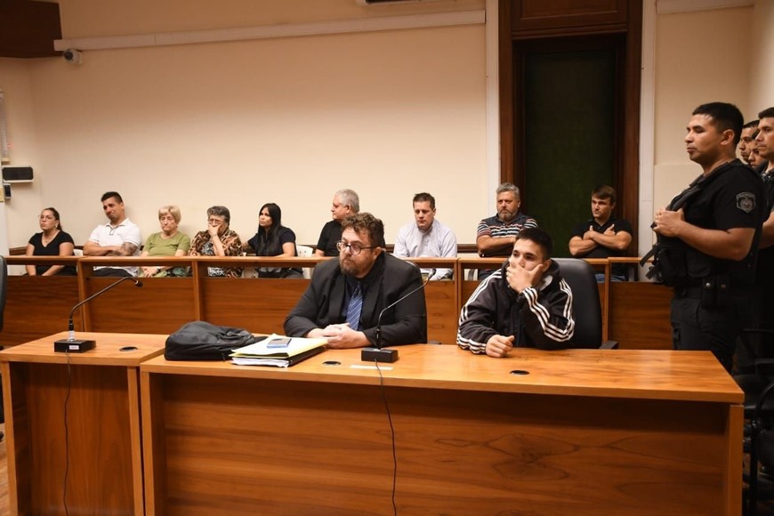 Frente al tribunal de juicio, Flatt, junto a su abogado, ante la mirada expectante de los familiares de la víctima. Crédito: Flavio Raina