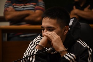 El condenado no hizo uso de la palabra y salió en silencio y esposado de la sala de audiencias. Crédito: Flavio Raina