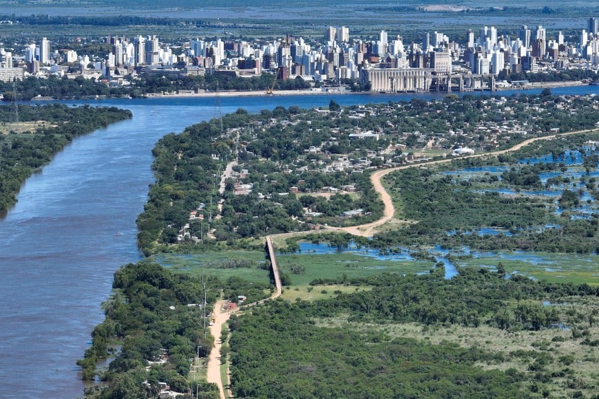 Vecinos de La Boca de Alto Verde se quedaron sin el servicio de colectivos por la crecida del río Paraná