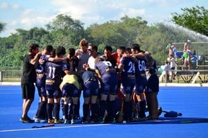 La base del éxito. La unión y cohesión de un grupo conformado por la experiencia de algunos y la juventud de otros. Eso hizo posible que El Quillá vuelva a consagrarse campeón del Dos Orillas. Crédito: ASH