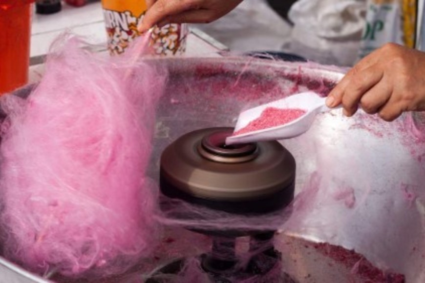 Generalmente se agrega colorante alimentario o vegetal en la preparación, para dar color al algodón de azúcar.