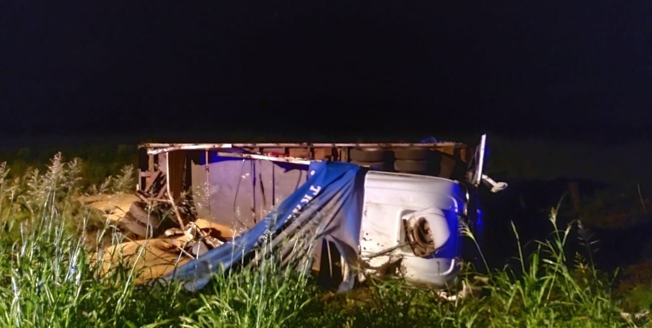 Un camión Fiat modelo Iveco, cargado con cereales, quedó volcado del lado de la cuneta, al oeste de la ruta. Crédito: El Litoral