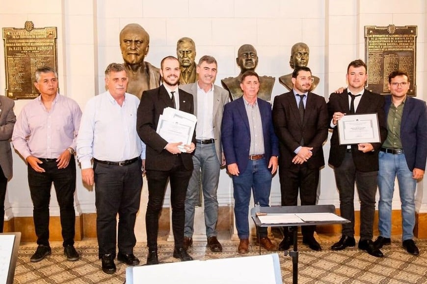 El concepto de programa de bandas civiles comunitarias, hace alusión a un sistema de contención socio educativa con terminalidad artística para niños, jóvenes, adultos y adultos mayores, que con o sin formación musical, puedan ser parte de un orgánico instrumental de cañas, bronces y set de percusión constituido para jerarquizar la inclusión en función de un hecho común, integrador y en beneficio de la comunidad.
Foto: Gentileza