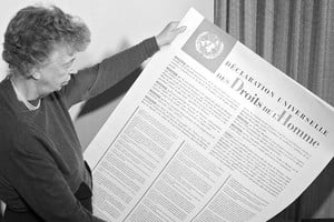 Año 1949, Eleanor Roosevelt sostiene la Declaración Universal de los Derechos Humanos. Fue presidenta de la Comisión de Derechos Humanos de la ONU que elaboró el documento. DW