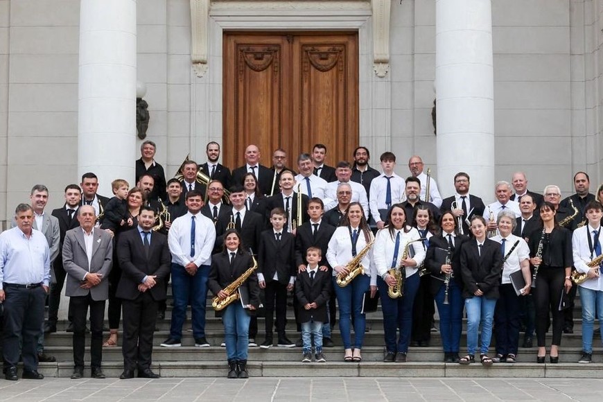 El concepto de programa de bandas civiles comunitarias, hace alusión a un sistema de contención socio educativa con terminalidad artística para niños, jóvenes, adultos y adultos mayores, que con o sin formación musical, puedan ser parte de un orgánico instrumental de cañas, bronces y set de percusión constituido para jerarquizar la inclusión en función de un hecho común, integrador y en beneficio de la comunidad.
Foto: Gentileza