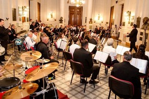 El concepto de programa de bandas civiles comunitarias, hace alusión a un sistema de contención socio educativa con terminalidad artística para niños, jóvenes, adultos y adultos mayores, que con o sin formación musical, puedan ser parte de un orgánico instrumental de cañas, bronces y set de percusión constituido para jerarquizar la inclusión en función de un hecho común, integrador y en beneficio de la comunidad.
Foto: Gentileza