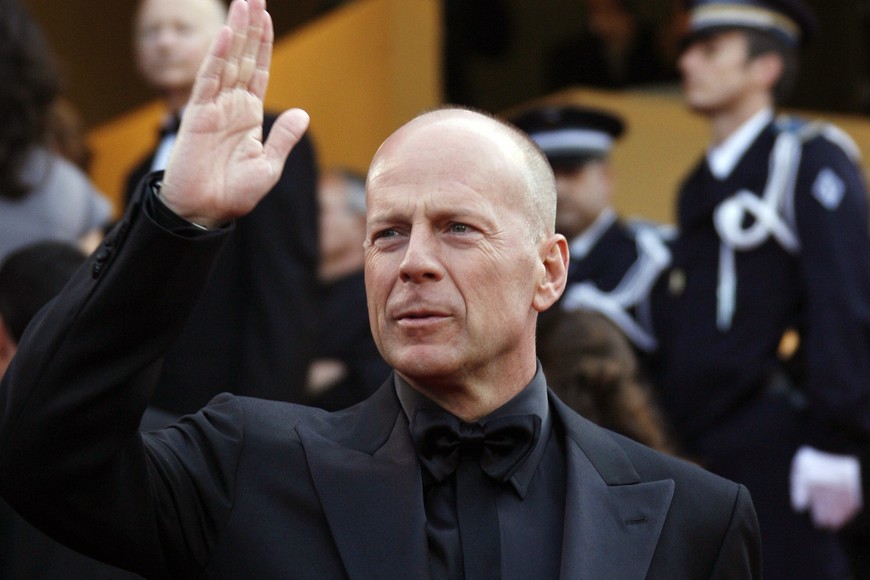 cast member u.s. actor bruce willis arrives for a screening of u.s. directors karey kirkpatrick and tim johnson's out of competition animated film 'over the hedge' at the 59th cannes film festival may 21, 2006. reuters_eric gaillard bruce willis festival internacional de cine de cannes francia presentacion pelicula actor presentacion protocolar over the hedge