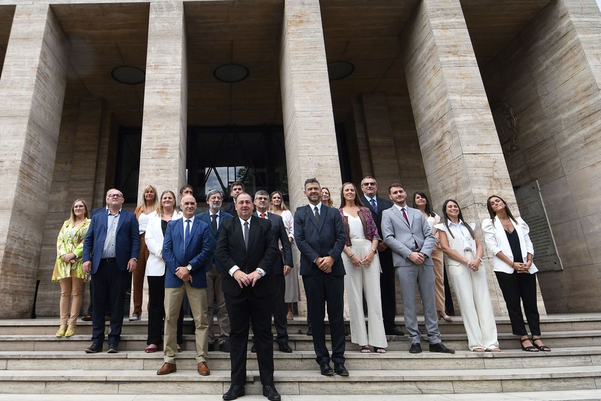 La foto oficial del nuevo equipo de Poletti junto a los encargados de las nueve Secretarías y otras áreas claves. Foto: Mauricio Garín