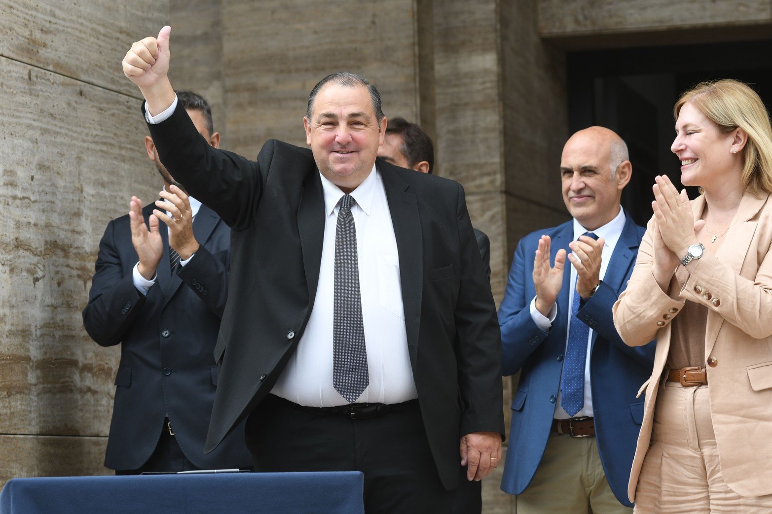 En las escalinatas le tomó juramento a su Gabinete. En la salida lo acompaño la Vice Gobernadora Gisela Scaglia. Foto Mauricio Garín